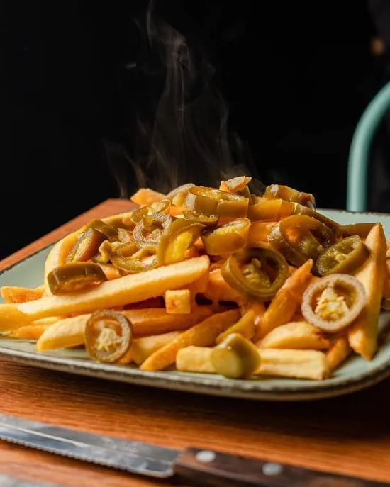 Chili Cheese Fritten mit Sauce und Jalapenos