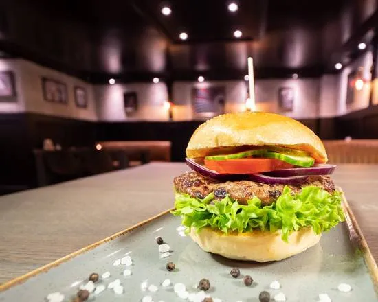 Freds Classic Burger im Restaurant von Feuersteins